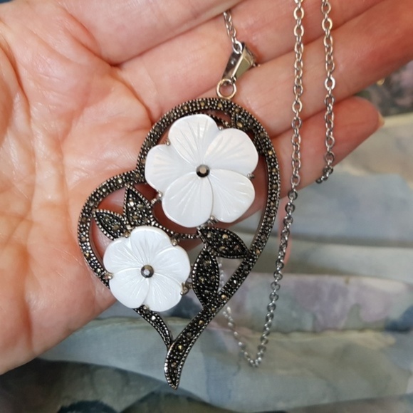 WHITE SALE❣Mother of Pearl Flowers n Heart Pendant - Picture 6 of 7
